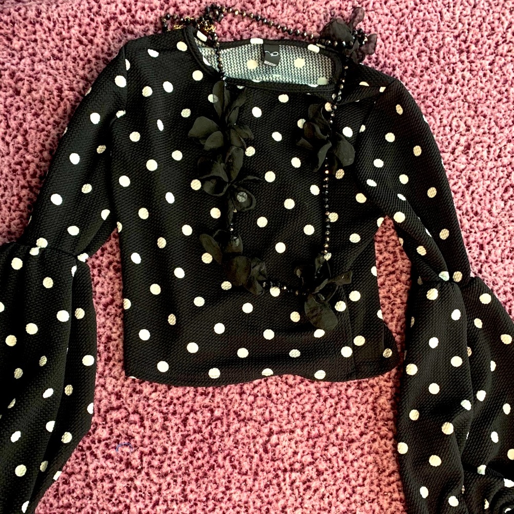 Super cute dotted crop top with flare arms!🖤✨